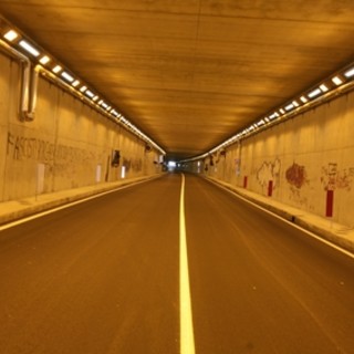 Tunnel Est-Ovest di Cuneo, paura e polemiche: “Rischi inaccettabili, servono mezzi più sicuri”