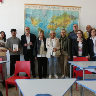 Gli studenti dell’Istituto Magistrale Statale di Alba, diplomati nel 1976, sono tornati tra i banchi mezzo secolo dopo