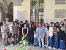 Gli studenti liguri arrivati al liceo classico Govone di Alba, sotto la targa che ricorda Leonardo Cocito