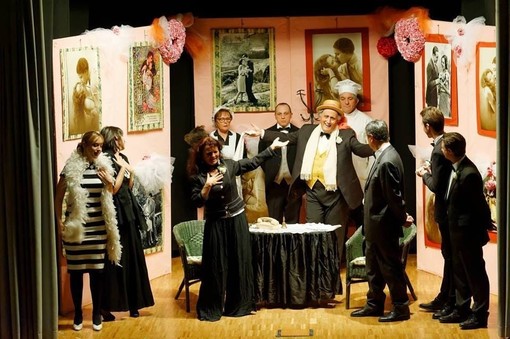 Un momento sulla scena dello spettacolo ideato da Oscar Barile Un momento sulla scena dello spettacolo ideato da Oscar Barile