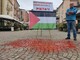 Il &quot;sangue&quot; dei bambini palestinesi macchia simbolicamente le pietre di Piazza Martiri a Mondovì