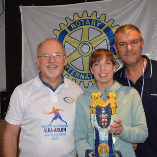 Ezio Porro, Caroline Horgnies e Jerome Boulanger con la coppa
