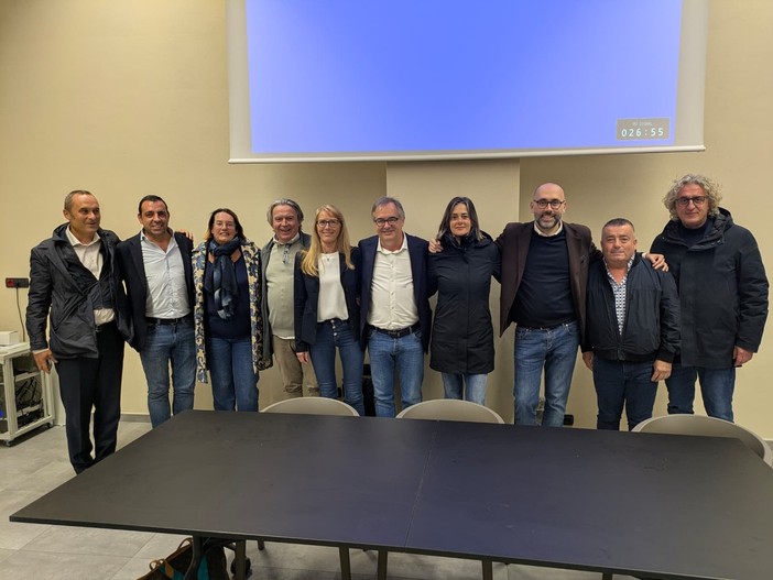 Foto di gruppo del "Patto Civico per la Granda" al completo a Busca (ottobre 2025)