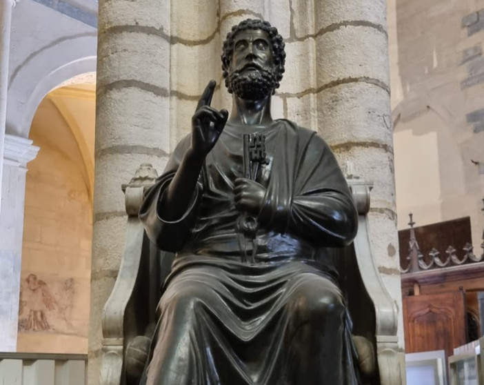 Statua di san Pietro, chiesa di Saint-Nizier, a Lione Statua di san Pietro, chiesa di Saint-Nizier, a Lione