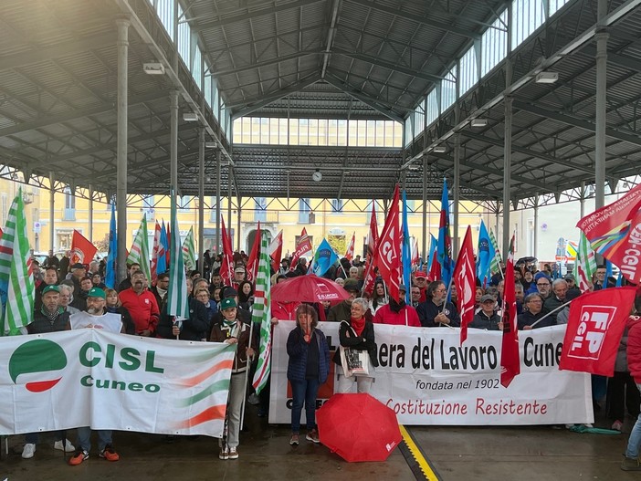 &quot;Democrazia, solidarietà e giustizia sociale&quot;: in 400 a Cuneo alla Festa dei Lavoratori, a dispetto della pioggia