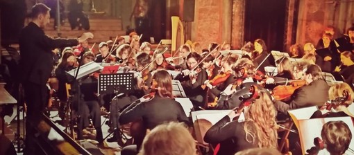 L'Orchestra Eureka Ensemble  ed il coro Fidei Donum per le note di Natale a Verduno