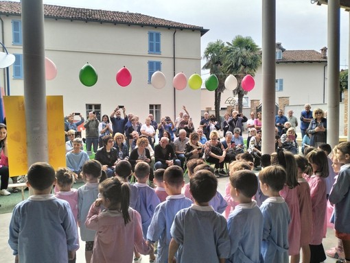 Pocapaglia, alla materna grande festa per la giornata dei nonni Pocapaglia, alla materna grande festa per la giornata dei nonni