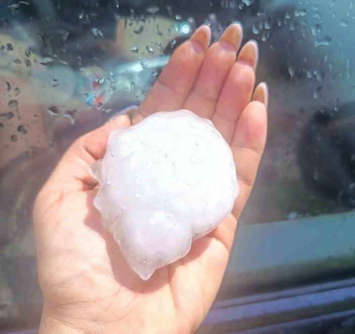 Anche ieri giornata di maltempo in Granda: in foto la grandine che ha colpito l'Albese Anche ieri giornata di maltempo in Granda: in foto la grandine che ha colpito l'Albese