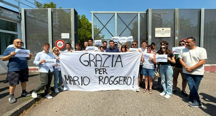 Roggero, Salvini dopo la visita in carcere: "È sereno e ci siamo abbracciati, sarei orgoglioso di poterlo candidare" Roggero, Salvini dopo la visita in carcere: "È sereno e ci siamo abbracciati, sarei orgoglioso di poterlo candidare"