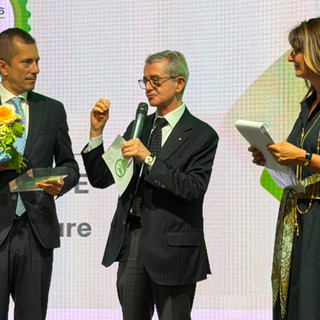 L'assessore Gabusi riceve il premio