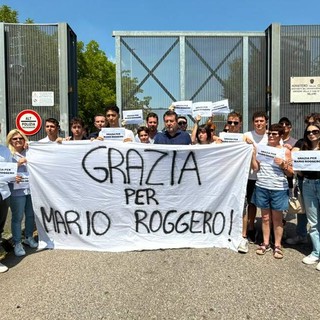 Roggero, Salvini dopo la visita in carcere: "È sereno e ci siamo abbracciati, sarei orgoglioso di poterlo candidare" Roggero, Salvini dopo la visita in carcere: "È sereno e ci siamo abbracciati, sarei orgoglioso di poterlo candidare"