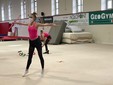 Atlete Cuneoginnastica di ginnastica ritmica in allenamento