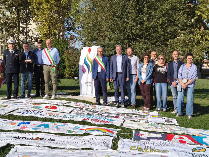Bra, 1.200 studenti in marcia con la Lampada della Pace di Assisi Bra, 1.200 studenti in marcia con la Lampada della Pace di Assisi