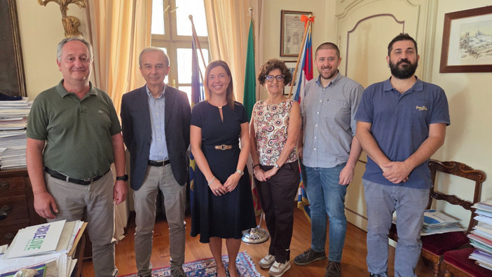 Bra saluta la prof. Ilaria Giavelli, si trasferirà al Grandis di Borgo San Dalmazzo Bra saluta la prof. Ilaria Giavelli, si trasferirà al Grandis di Borgo San Dalmazzo