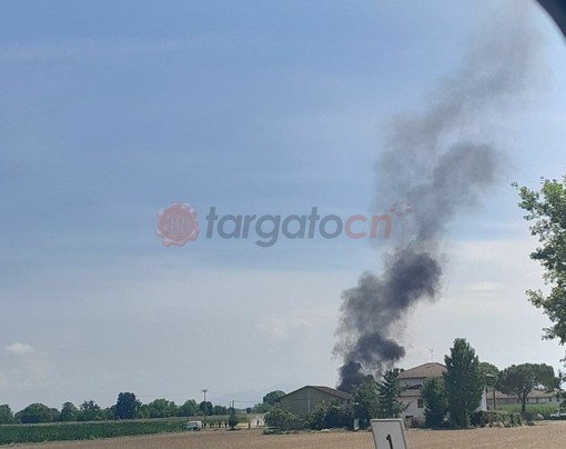 Savigliano, imballatrice prende fuoco durante il lavoro nei campi: incendio anche alla vegetazione