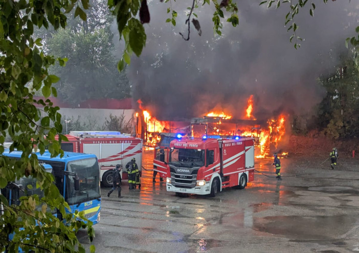 Incendio al deposito dei bus ad Alba: fiamme e alta colonna di fumo