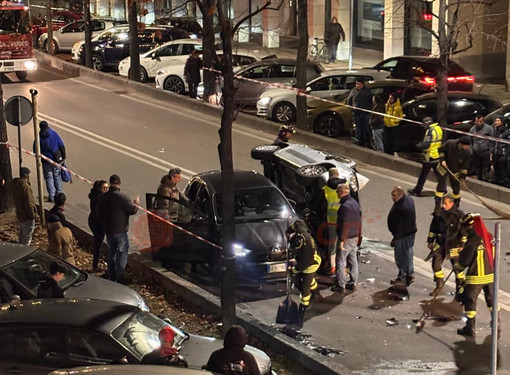 Alba, scontro fra sei auto e due feriti: traffico paralizzato e deviato sui controviali Alba, scontro fra sei auto e due feriti: traffico paralizzato e deviato sui controviali