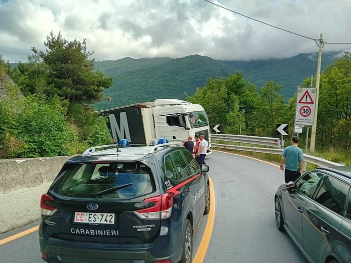 Autoarticolato fuori strada a Pornassio, Statale 28 bloccata Autoarticolato fuori strada a Pornassio, Statale 28 bloccata