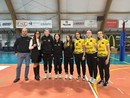I liberi della B2/U18 di Libellula Volley con la nuova maglia targata Isiline assieme a Ivan Botta, Paola Cardullo, Anna Bardaro e Linda Magnani (foto di Libellula Volley)