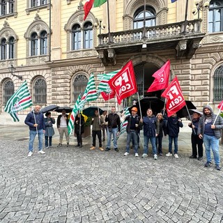 Ispettori del lavoro scioperano e manifestano davanti alla Prefettura di Cuneo