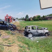 Si scontrano e prendono entrambe fuoco: incidente fra due auto a Carrù