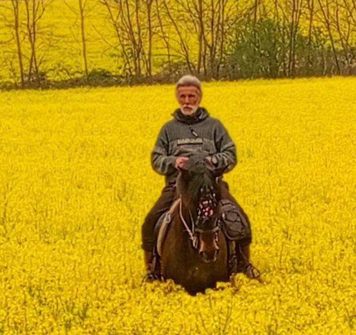 Il Cavaliere del Bandito Giorgio Revelli tra fiori di colza Il Cavaliere del Bandito Giorgio Revelli tra fiori di colza