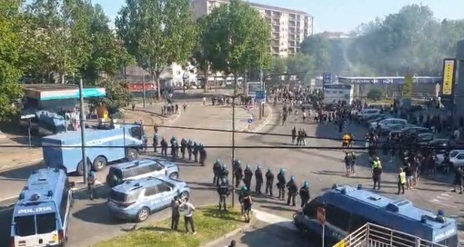 Un momento degli incidenti avvenuti ieri prima del derby