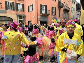 Alcuni momenti della sfilata in corso a Mondovì