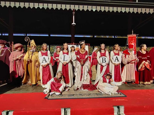 In corso la sfilata storica che precede la disputa del Palio degli Asini