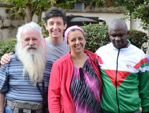 Don Gino con Patrizia Manzone e Michael Kasela: i coniugi sono direttrice e condirettore del Centro Missionario diocesano