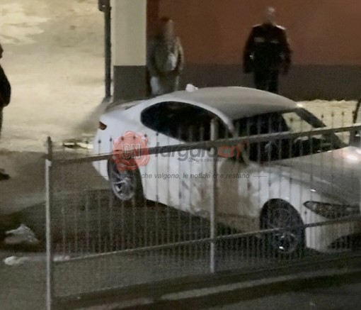 Ubriaco, si schianta con l'auto contro il cancello di un'abitazione a Bernezzo