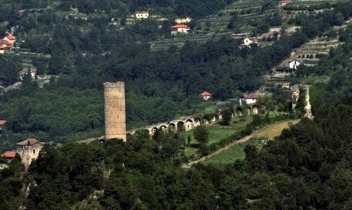 Un teatro all’aperto tra i resti monumentali del castello di Cortemilia: Italia Nostra scrive a Comune e Soprintendenza
