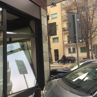 Incidente tra via Bassignano e via Schiaparelli a Cuneo: vettura si schianta contro la vetrata di un ufficio