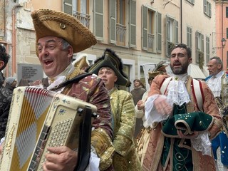 Alcuni momenti della sfilata in corso a Mondovì