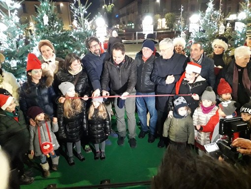 L'ad di Egea PierPaolo Carini inaugura il villaggio di Natale allestito in piazza Ferrero
