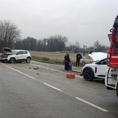 Incidente a tre al bivio per Rocchetta Tanaro: intervengono vigili del fuoco e 118 Incidente a tre al bivio per Rocchetta Tanaro: intervengono vigili del fuoco e 118