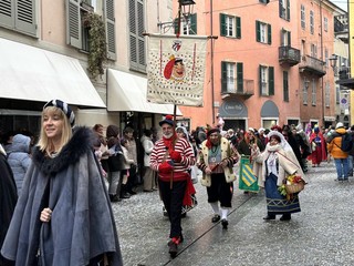 Alcuni momenti della sfilata in corso a Mondovì