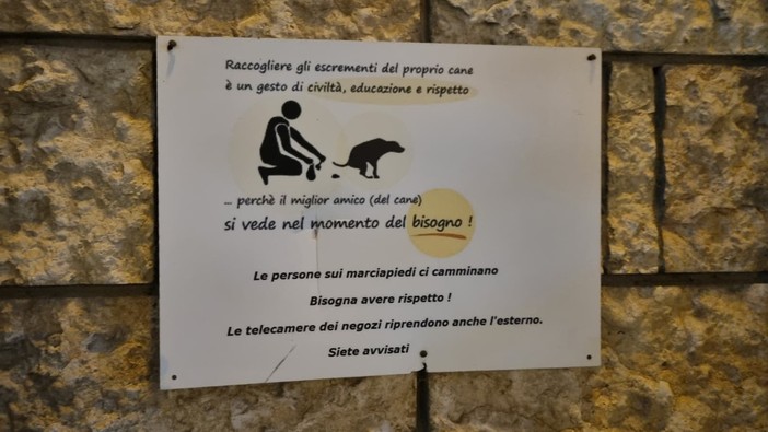Muri e vetrine di Bra come wc per i cani, nonostante le ordinanze comunali