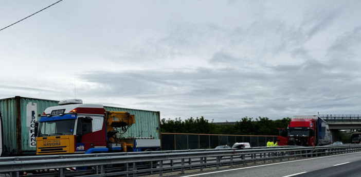 Camion contro guard rail sull'autostrada tra lo svincolo di Cuneo e Fossano