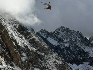 Alcuni momenti dell'intervento di soccorso presso il monte Corno Stella, nel comune di Valdieri: le operazioni hanno coinvolto 118, Soccorso Alpino, Soccorso Alpino della Guardia di Finanza (Sagf) e Vigili del Fuoco