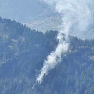 Sotto controllo l'incendio a Elva: interessati 2.500 metri quadrati di superficie boschiva