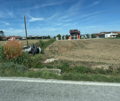 Incidente in via Villafalletto a Fossano: auto carambola nel prato