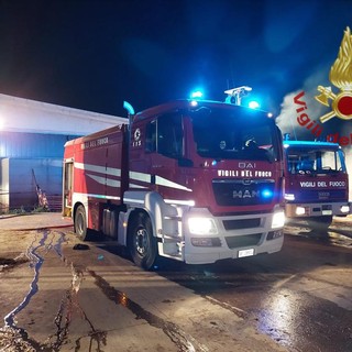 A fuoco 400 rotoballe in una cascina di Revello: notte di lavoro per i vigili del fuoco