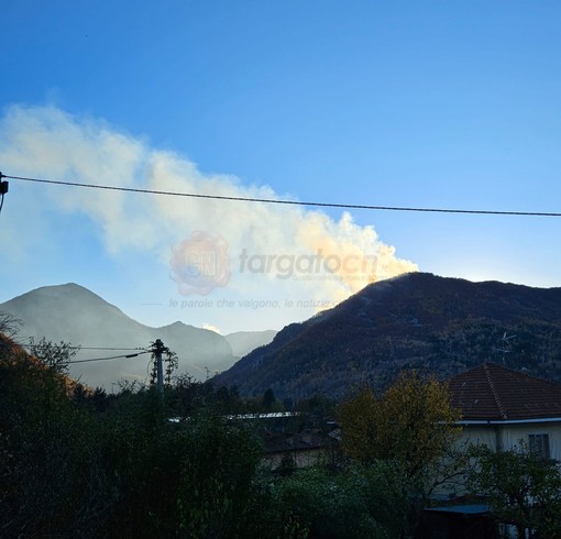 Incendio boschivo a Garessio in località Grappiolo: vigili del fuoco, AIB ed elicottero in azione