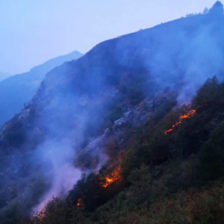 Incendi senza tregua nel Cuneese: il rogo sul monte Piastra entra nel sesto giorno
