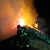 A fuoco un'abitazione a la Morra di Villar San Costanzo: fiamme spente dopo una notte di intervento