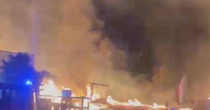 Le impressionanti immagini del rogo: incendio distrugge un magazzino di pellet e pallet a Vezza d'Alba [VIDEO]