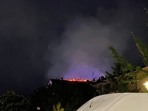 Notte di lavoro per i vigili del fuoco, sette squadre per domare l'incendio al tetto di un condominio a Savigliano