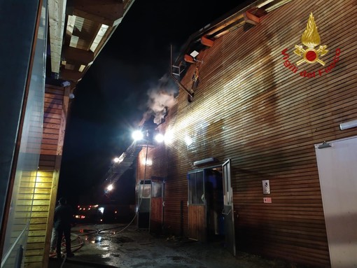 A fuoco il tetto del capannone della Gestalp a Frassino: vigili del fuoco al lavoro tutta la notte