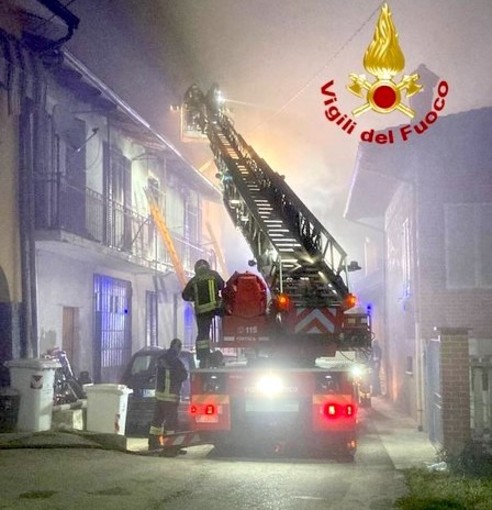 Chiede aiuto dopo l’incendio che ha distrutto la sua casa a Novello